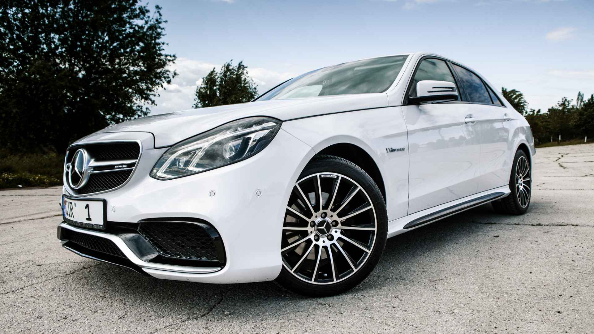 The Grand Duel of Urban Transit – Limousine Services vs. Car Rentals