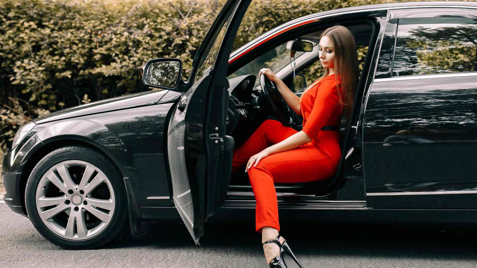 Arrive in Style at Soluna Nightclub with Luxury Limos